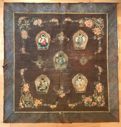 null Broderie sur tissage métallique illustrée des cinq Dyani Buddha et de motifs...