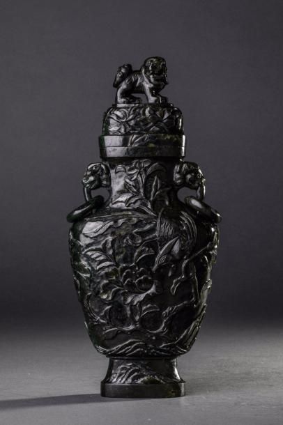 null Vase couvert sur piédouche et col serti d'une paire d'anses zoomorphes à anneaux...