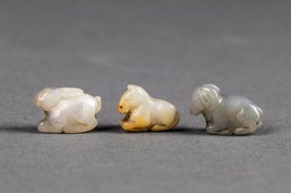 null Perles ciselées des douze animaux du zodiac Chinois . Jade céladon gris et blanc....