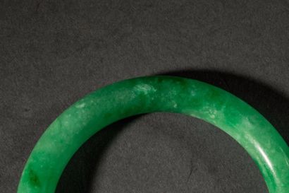 null Bracelet jonc en jade vert translucide. Chine. Diam 8,5cm.