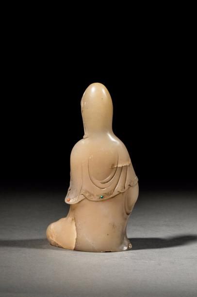 null Le Boddhisattva Kwan Yin assis en délassement vêtu de la robe monastique et...
