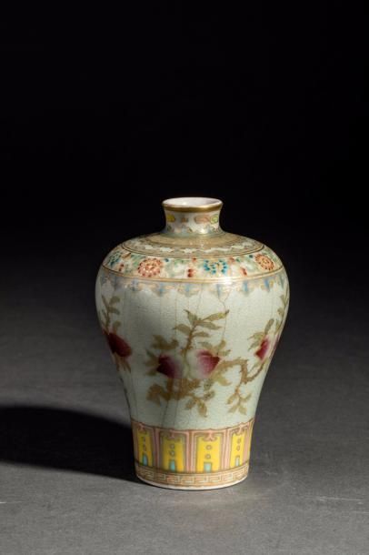 null Petit vase meïping en porcelaine famille rose décoré en émaux polychromes et...
