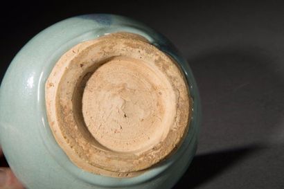 null Petite jarre Guan Junyao en porcelaine à épaisse glaçure monochrome turquoise...