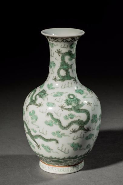 null Vase balustre en porcelaine de la famille verte décoré en émaux polychromes...