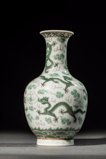 null Vase balustre en porcelaine de la famille verte décoré en émaux polychromes...