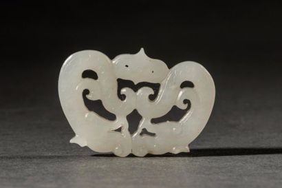 null Lot comprenant une fibule de jade blanc stylisé de dragons affrontés (3,4cm),...