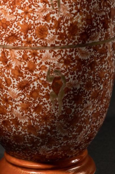 null Vase balustre en porcelaine décoré d'un semi floral parsemé d'enfants bouddhiques...