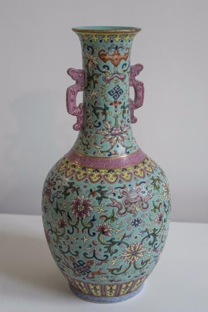 null Vase balustre en porcelaine décorée sur la couverte en émaux polychromes de...