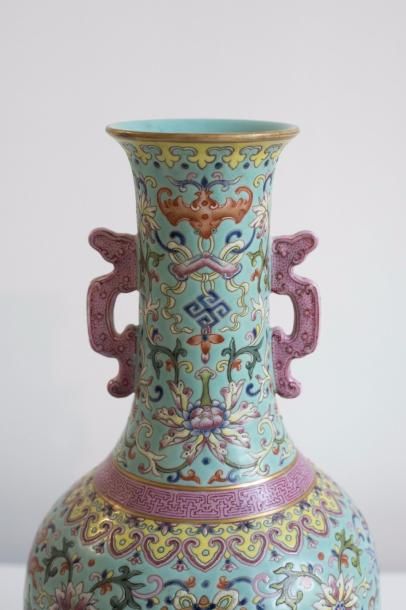 null Vase balustre en porcelaine décorée sur la couverte en émaux polychromes de...