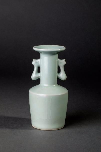 null Vase du longquan de forme "Mallet" à corps rectiligne, épaulement oblique et...