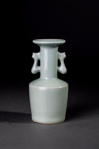 null Vase du longquan de forme "Mallet" à corps rectiligne, épaulement oblique et...