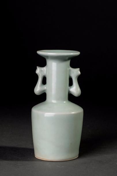 null Vase du longquan de forme "Mallet" à corps rectiligne, épaulement oblique et...