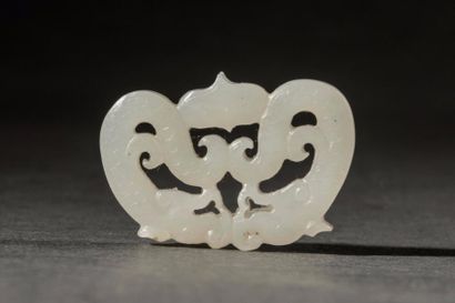 null Lot comprenant une fibule de jade blanc stylisé de dragons affrontés (3,4cm),...