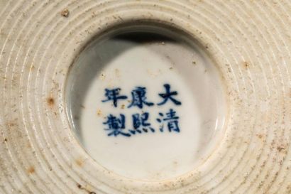 null Vase de forme Meiping en porcelaine blanche décoré en réserve sous glaçure monochrome...