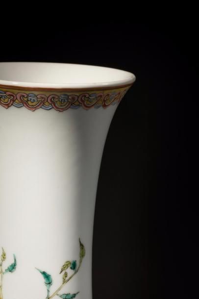 null Vase en porcelaine de la famille rose à panse globulaire sur piédouche et haut...