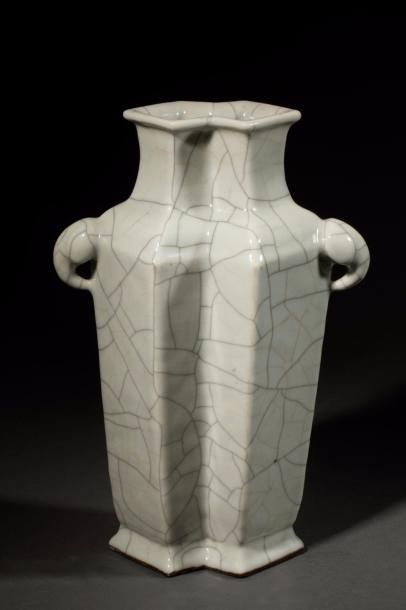 null Vase "Ge-Yao" double corps à parois quadrangulaires moulé de deux anses zoomorphes...