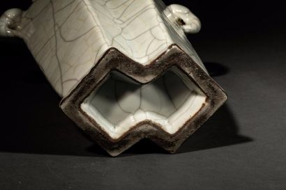 null Vase "Ge-Yao" double corps à parois quadrangulaires moulé de deux anses zoomorphes...