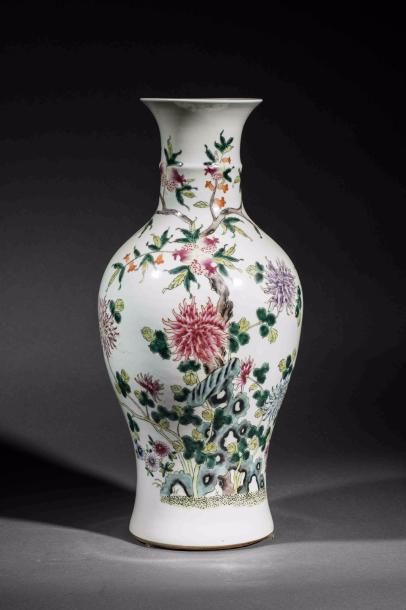 null Vase balustre en porcelaine famille rose décoré en émaux polychromes sur la...