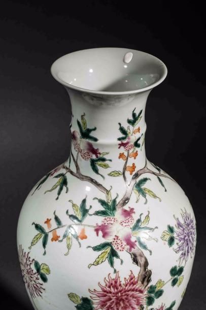 null Vase balustre en porcelaine famille rose décoré en émaux polychromes sur la...