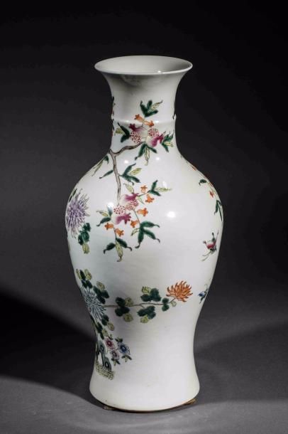 null Vase balustre en porcelaine famille rose décoré en émaux polychromes sur la...
