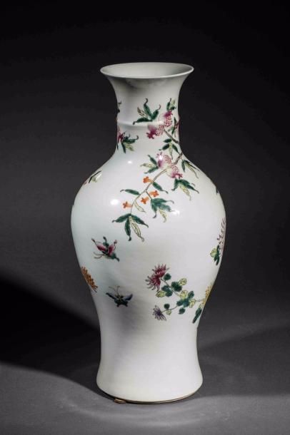 null Vase balustre en porcelaine famille rose décoré en émaux polychromes sur la...