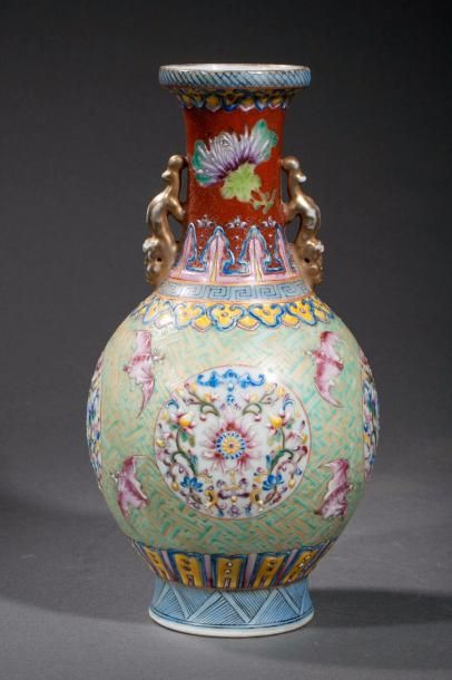 null Vase balustre en porcelaine famille rose orné au col d'une paire d'anses zoomorphes...