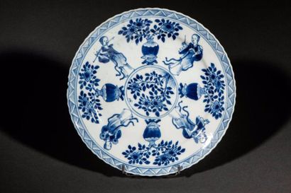 null Cinq assiettes en porcelaine blanche décorée en bleu cobalt sous couverte. Chine....