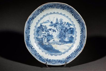 null Cinq assiettes en porcelaine blanche décorée en bleu cobalt sous couverte. Chine....