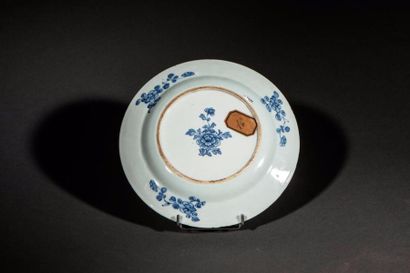 null Cinq assiettes en porcelaine blanche décorée en bleu cobalt sous couverte. Chine....