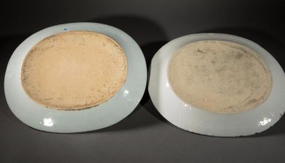null Paire de larges plats de forme ovale en porcelaine de la Compagnie des Indes...