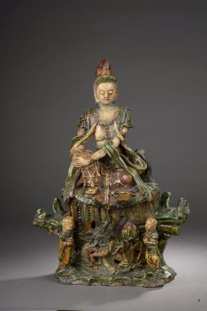 null Le Boddhisattva Kwan Yin assis en délassement sur un haut tertre moulé à la...