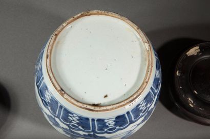 null Pot globulaire à fond plat en porcelaine blanche décoré en bleu cobalt sous...