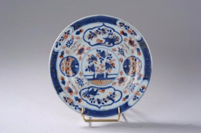 null Suite de 6 assiettes Compagnie des Indes en porcelaine imari. Chine. Dynastie...