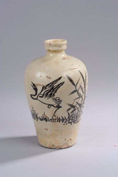 null Vase meïping Cizhu décoré en ocre brun sur couverte blanc crémeux d'un échassier...