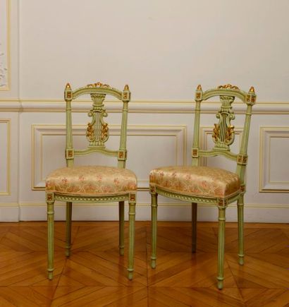null Paire de sièges en bois peint vert et doré - Montants et pieds cannelés - Style...