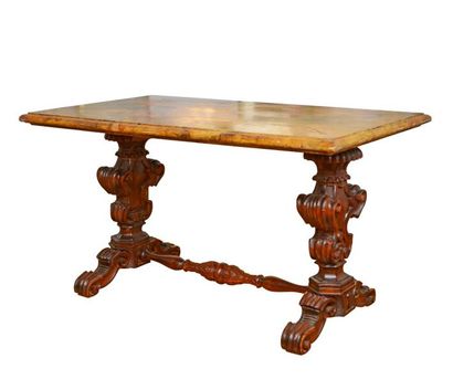 Table en bois - Pieds richement sculptés...