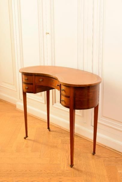 null Petit bureau de forme rognon de style Louis XVI  sur roulettes