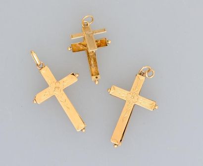 null Trois croix reliquaires en or jaune, 750 MM, dont une renfermant un christ,...