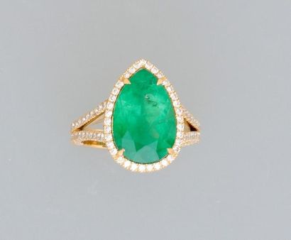 null Jolie bague en or jaune, 750 MM, ornée d'une émeraude taille poire pesant 4,50...