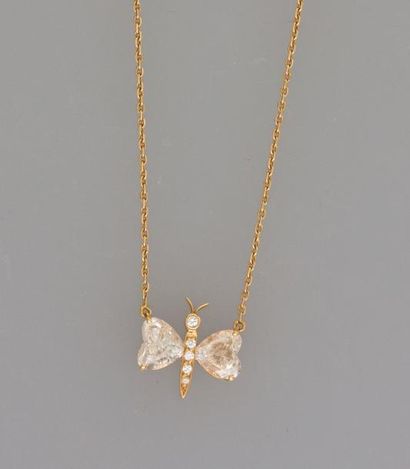 null Fin collier d' or jaune, 750 MM, centré d'un papillon formé de deux diamants...