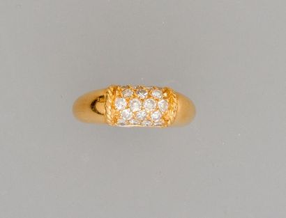 null V.C.A, Bague jonc en or jaune, 750 MM, N° 5001, centrée de diamants en pavage,...