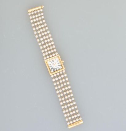 null CHANEL, Modèle Mademoiselle. Bracelet montre de dame en or jaune, 750 MM, lunette...
