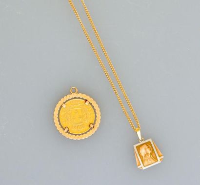 null Chaîne et médaille d'or jaune , 750 MM, profil de Louis XVIII et médaille Vierge,...