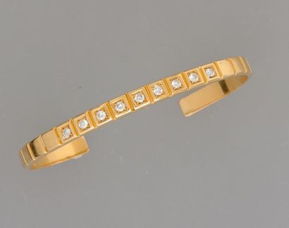 null Bracelet jonc ouvert en or jaune, 750 MM, centré de neuf diamants, poids : 18,5gr....