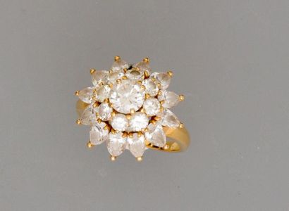 null FRED, Bague "fleur " en or jaune, 750 MM, recouverte de diamants taille brillant...