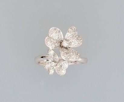 null Jolie bague dessinant deux fleurettes d'or gris, 750 MM, recouvertes de diamants,...