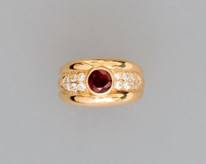 Bague anneau en or jaune, 750 MM, centrée...