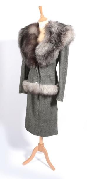 null GIVENCHY - Tailleur gris haute couture avec col en renard bleu - Taille 38/40...
