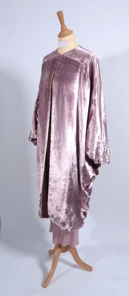 null DIOR Haute couture - Une cape rose en velour, une jupe rose en soie à motif...