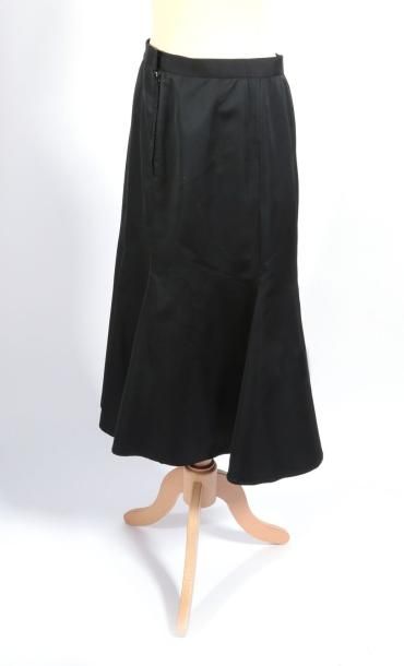 null CHLOE, jupe noire en crèpe de laine, taille 38 et JAEAN LOUIS SHERRER jupe noire...